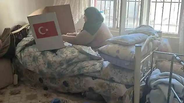 Kızıltepe'de engelli veya hastalar 'seyyar sandık' ile oyunu kullandı