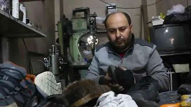4 metrekarelik dükkanda 32 yıldır ayakkabı tamir ediyor