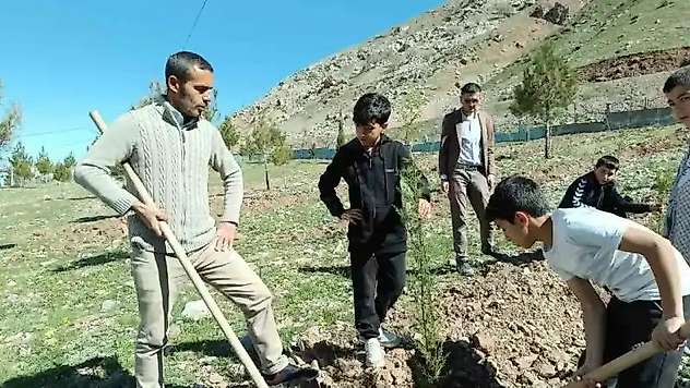 Sason'da öğretmen ve öğrenciler fidan dikimini geleneksel hale getirdi
