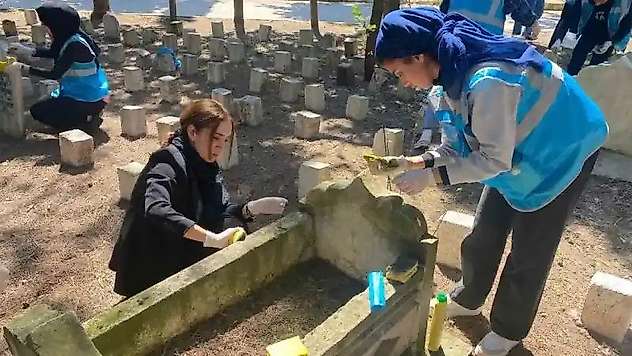 Gençler çocuk mezarlarını titizlikle temizledi