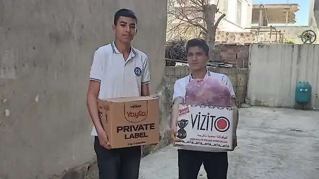 Silopi'de öğrencilerden ihtiyaç sahiplerine gıda ve giyim yardımı