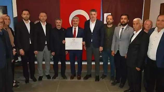 Besni Belediye Başkanı Reşit Alkan mazbatasını alarak göreve başladı