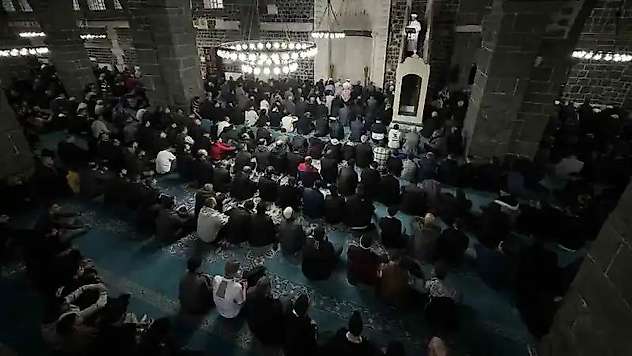 Diyarbakır'da vatandaşlar bayram namazı için Ulu Cami'ye akın etti
