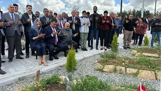 Başkan Yıldırım'dan deprem şehitliğine ziyaret