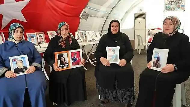 Gözyaşları içinde 20 bayramdır görmedikleri evlatlarının bayramını kutladı