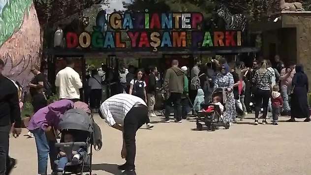 Vatandaşlar bayramda Gaziantep Hayvanat Bahçesi'ne akın etti