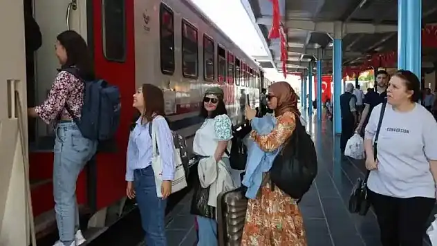 'Turistik Diyarbakır Ekspresi' ile Diyarbakır'a gelenler kente hayran kaldı