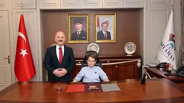 Vali koltuğuna oturarak dünya çocuklarına barış mesajı verdi