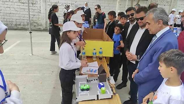 Öğrencilerden yaklaşınca kapağı açılıp kapanan akıllı çöp kutusu