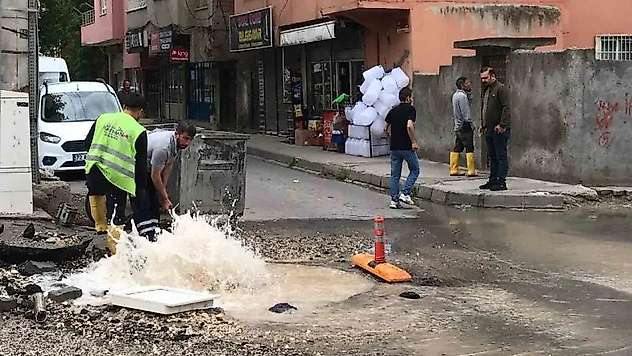 Drenaj açmak isterken su borusunu patlattılar