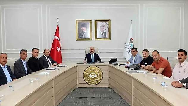 Vali Varol, mahalle muhtarlarından mahallelerin taleplerini dinledi