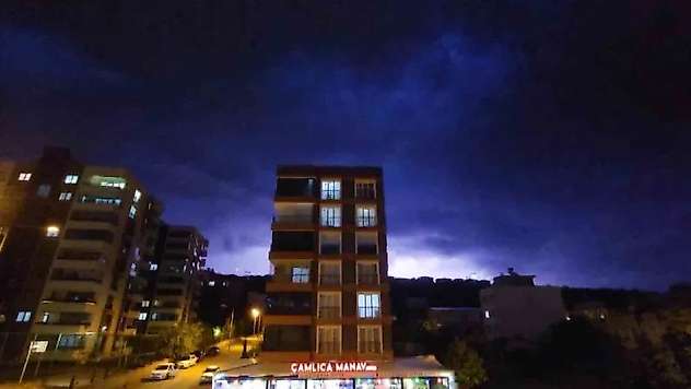 Adıyaman'da geceyi şimşekler aydınlattı
