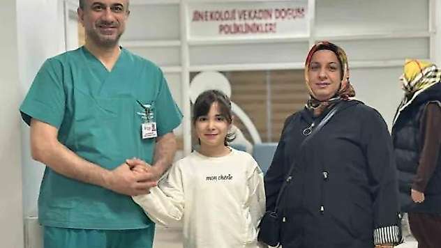 Sedye ile geldikleri hastaneden yaklaşık 1 yıl sonra yürüyerek çıktılar
