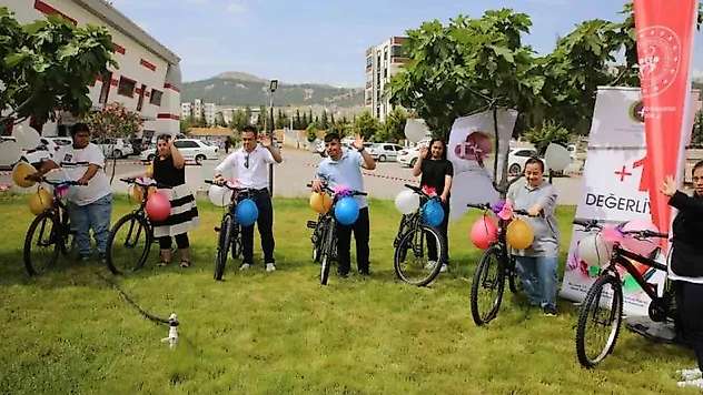 Down sendromlu çocuklara bisiklet dağıtıldı