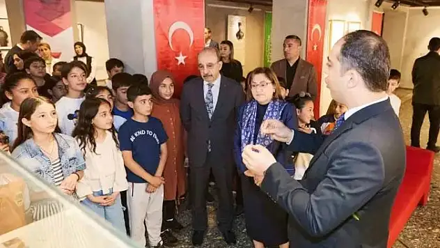 Şahin, çocuklarla Medine kahramanı Fahreddin Paşa'yı anlatan sergiyi gezdi
