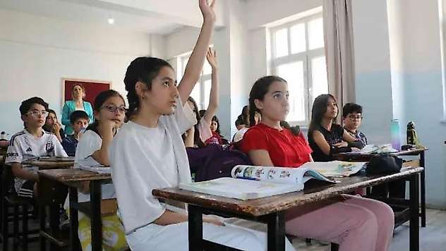 Bursluluk sınavında 500 tam puan alan Diyarbakırlı Ela'nın hayali beyin cerrahı olmak
