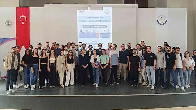 Hukuk Fakültesi öğrencileri İngilizce Münazara etkinliği düzenledi
