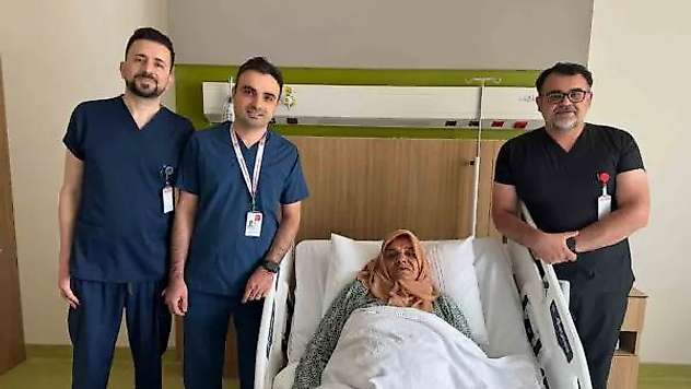 Karın ağrısıyla geldi, böbreğinden 35 cm'lik kitle çıktı

