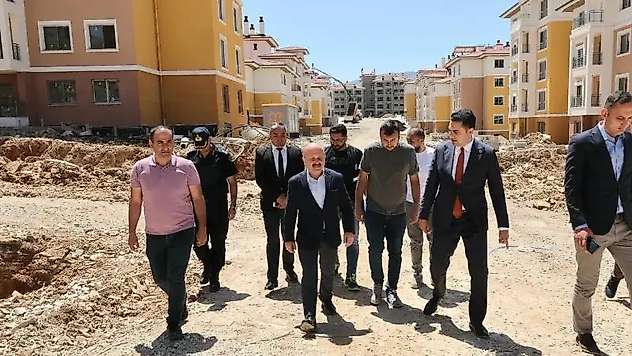 Vali Varol Gölbaşı 1. Etap afet konutları inşaatında incelemede bulundu