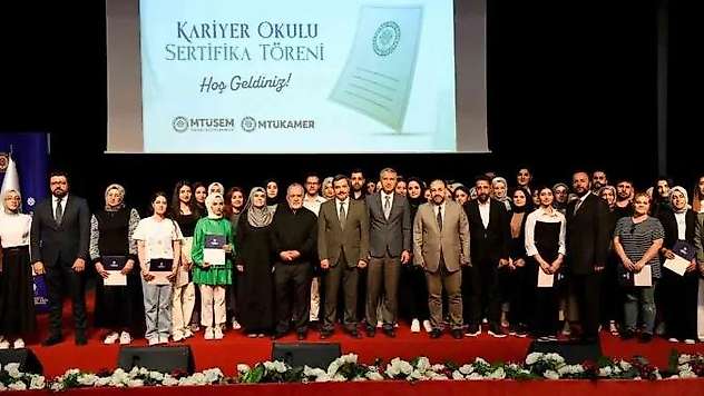 Kariyer Okulunu tamamlayanlar belgelerini aldı
