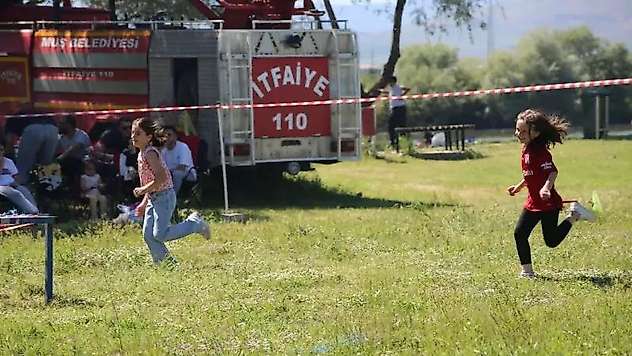 Muşlu çocuklar 'Muşvivor' parkurunda kıyasıya yarışarak eğlendi