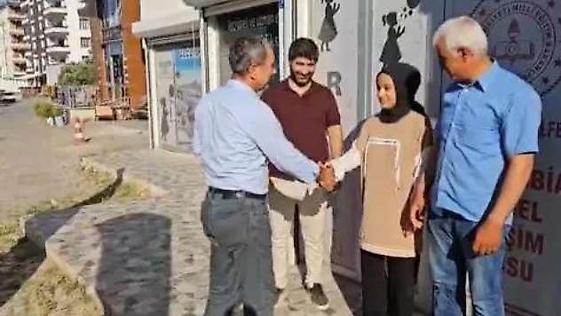 Şanlıurfa'da tüm soruları yanlış cevaplayan öğrenciye altın ödüllü verildi
