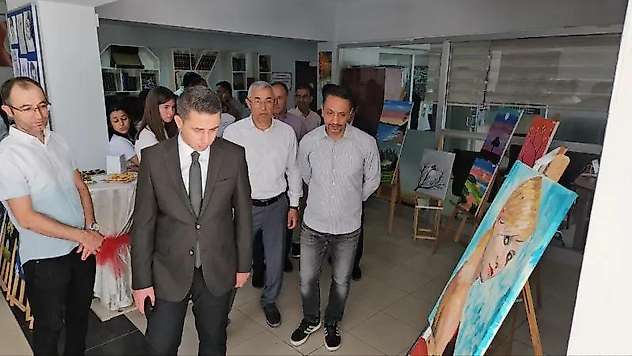 Anadolu Lisesi'nde açılan resim sergisi tam not aldı
