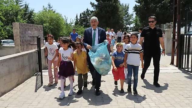 Başkan Hallaç, öğrencilerle çöp topladı
