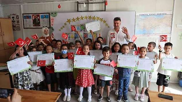 Depremzede çocukların karne heyecanı
