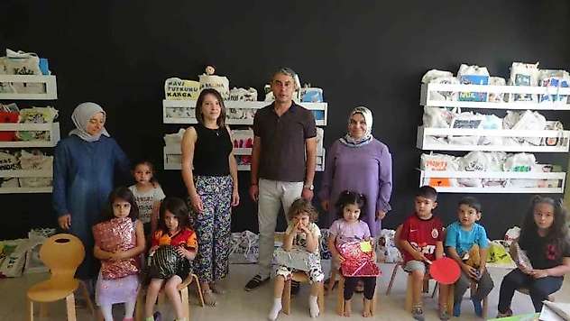 Depremzede anaokulu öğrencilerine anlamı karne hediyesi
