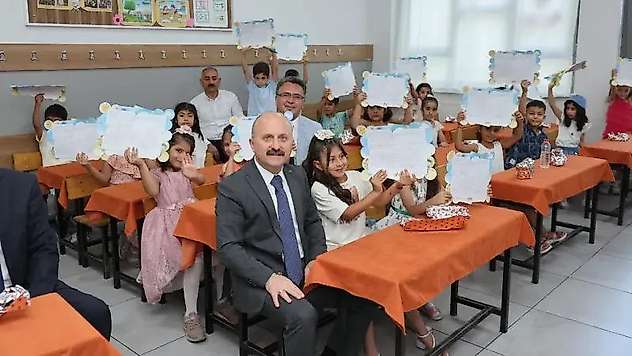 Vali Varol öğrencilerin karne heyecanına ortak oldu