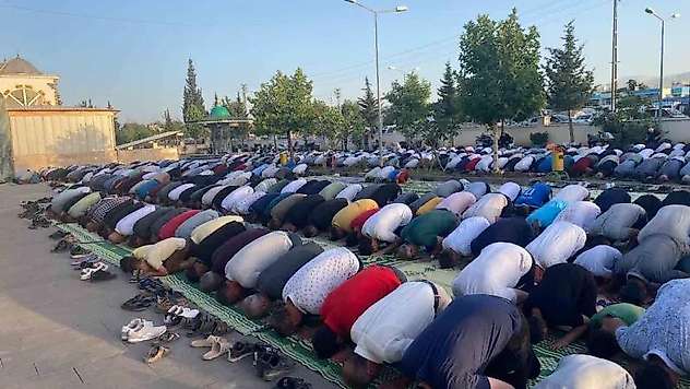Adıyaman'da binlerce kişi bayram namazı için saf tuttu