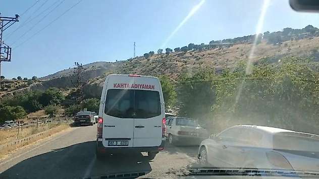 Piknikçilerin hatalı parkı yolu trafiğe kapattı