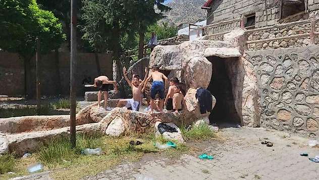 Çocuklar serinlemeyi eğlenceye çevirdi