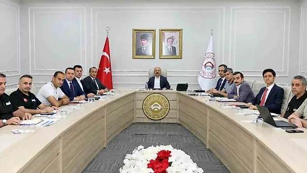 Vali yardımcılarıyla haftalık değerlendirme toplantısı