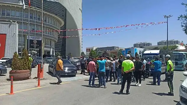 Malatyalı minibüsçüler zam talebi ile belediye önünde kontak kapattı
