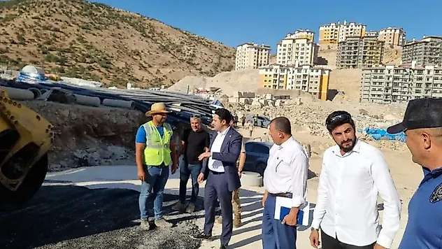 Kaymakam Seyhan deprem konutlarında incelemelerde bulundu