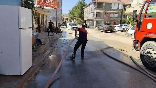 Gölbaşı ilçesinde yollar yıkanıyor