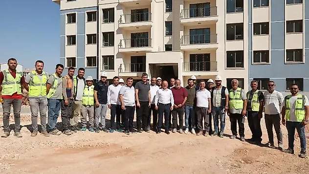 Vali Varol İndere kalıcı deprem konutları inşaatında incelemede bulundu