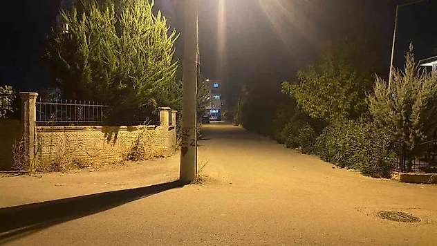 Yol ortasındaki elektrik direği akıllara durgunluk veriyor