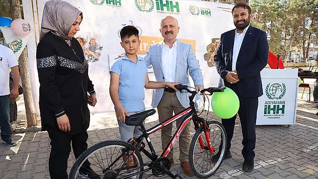 309 Yetim çocuğa 309 bisiklet hediye edildİ