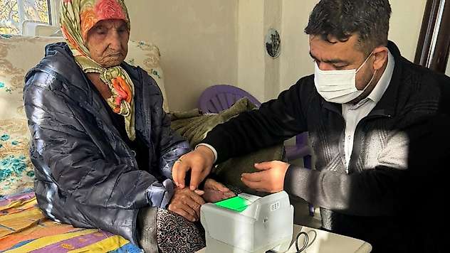 92 Yaşındaki yaşlı teyzenin kimlik yenileme işlemi evinde yapıldı