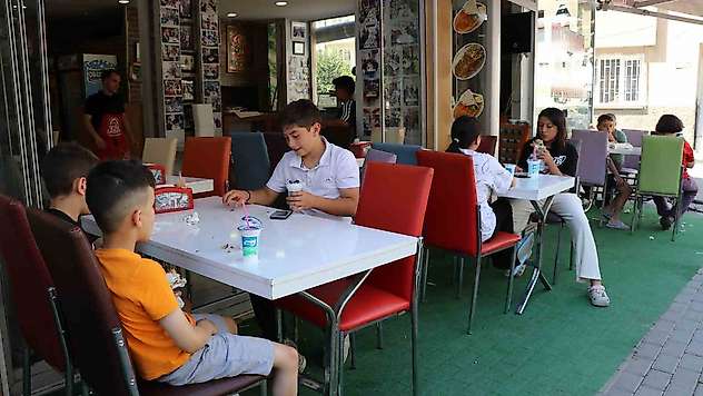 Adana'da anne ve çocuğu üzen lahmacuncuya nispet çocuklara ücretsiz lahmacun dağıttı