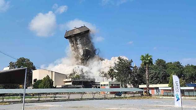 Adana'da depremde hasar gören 16 katlı Çukobirlik binası dinamitle yıkıldı