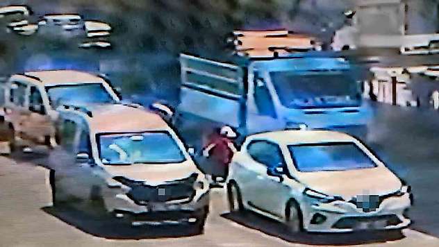 Adana'da feci kaza: Yolun karşısına geçerken iki aracın çarptığı çocuk hayatını kaybetti
