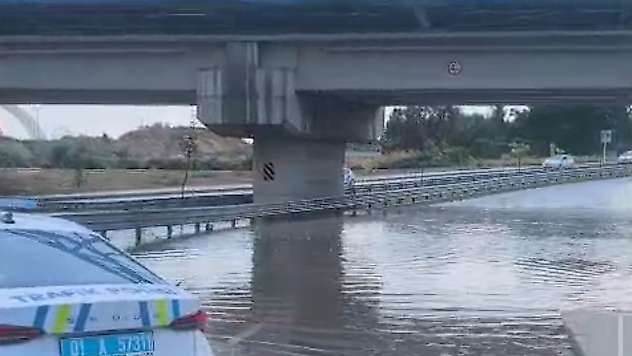 Adana'da sağanak ve kuvvetli rüzgar hayatı olumsuz etkiledi: Çatı sokağa düştü
