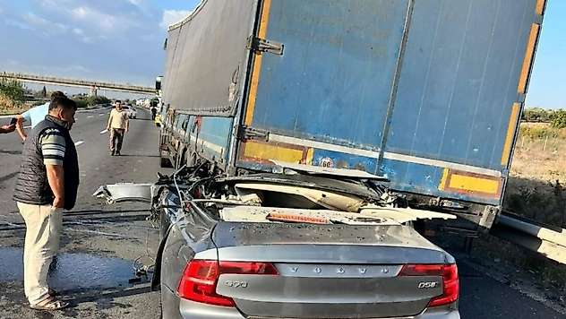 Adana'da Volvo tıra arkadan çarptı hurdaya döndü