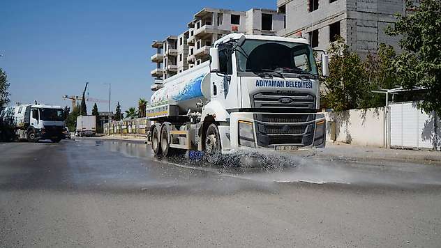 Adıyaman Belediyesi inşaat tozuna karşı sulama çalışmalarını hızlandırdı