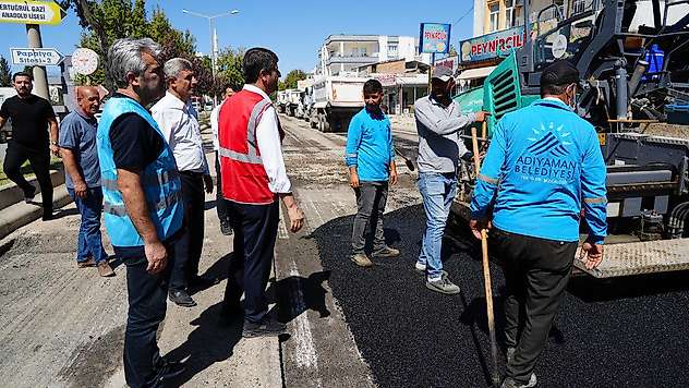 Adıyaman Belediyesi Karapınar Caddesi'nde asfalt çalışmalarına başladı