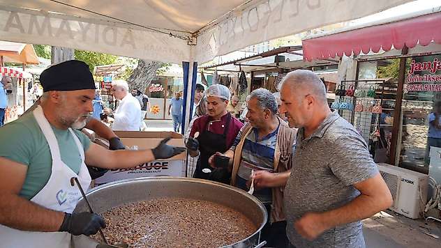 Adıyaman Belediyesi'nden 6 bin kişiye aşure ikramı